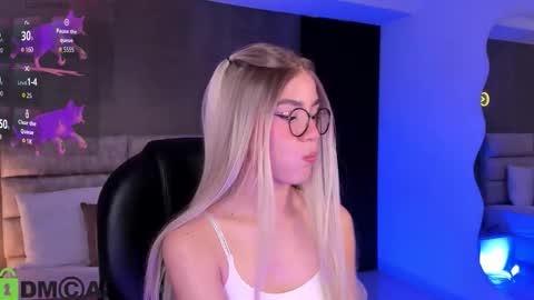 Snapshot of arinextdoor chatting on October 12, 2025, 11:59 pm Ari online show from October 12, 2025, 11:59 pm