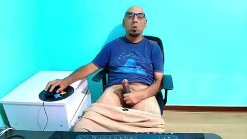 arnelux72 online show from June 19, 2026, 6:29 am