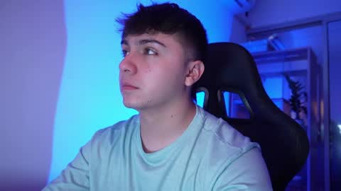 aron__cooper online show from April 4, 2026, 2:43 am