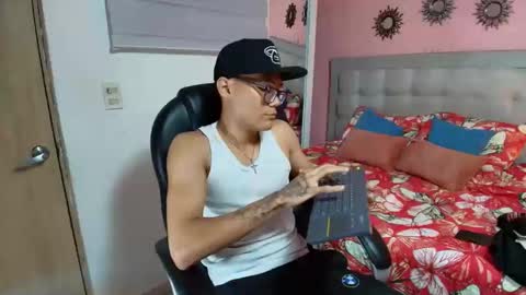 Snapshot of aron_big_big chatting on October 21, 2025, 8:42 pm aron_big_big online show from October 21, 2025, 8:42 pm