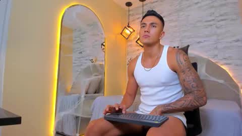 Snapshot of aron_bolt chatting on October 19, 2025, 9:04 pm ARON BOLT online show from October 19, 2025, 9:04 pm