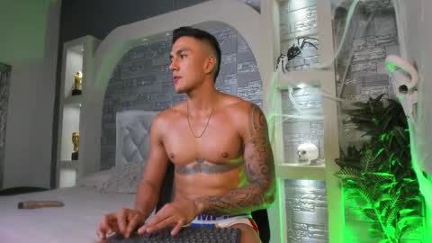 Snapshot of aron_bolt chatting on October 26, 2025, 12:33 pm ARON BOLT online show from October 26, 2025, 12:33 pm