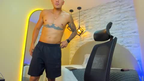 Snapshot of aron_bolt chatting on November 4, 2025, 10:42 pm ARON BOLT online show from November 4, 2025, 10:42 pm