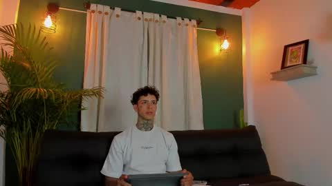 Snapshot of aron_ford chatting on October 31, 2025, 3:29 am Aron ford online show from October 31, 2025, 3:29 am