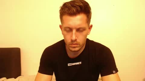 arromwilliam90 online show from December 8, 2024, 9:24 am