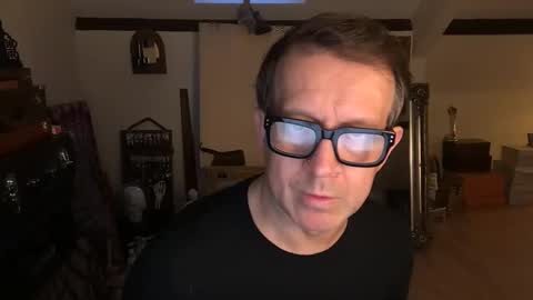 artisterotic online show from December 22, 2025, 8:55 am