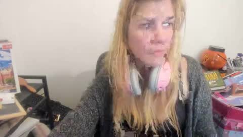 Snapshot of artsyandcraftsy_ chatting on April 17, 2026, 10:35 pm MIA online show from April 17, 2026, 10:35 pm