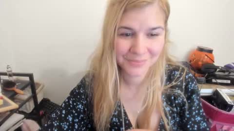 Snapshot of artsyandcraftsy_ chatting on April 21, 2026, 9:17 pm MIA online show from April 21, 2026, 9:17 pm