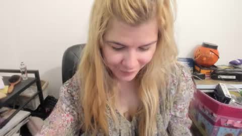 Snapshot of artsyandcraftsy_ chatting on April 25, 2026, 11:13 am MIA online show from April 25, 2026, 11:13 am
