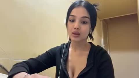 Snapshot of arvillahamner chatting on March 1, 2026, 6:10 pm Amina online show from March 1, 2026, 6:10 pm