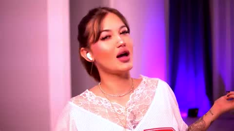 Lunaa  online show from September 12, 2025, 6:52 pm