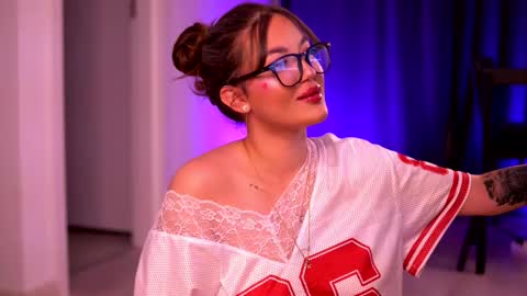 Lunaa  online show from October 5, 2025, 11:46 pm