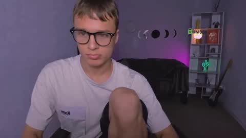 ash_raven_ online show from October 16, 2025, 7:09 am