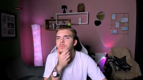 ash_raven_ online show from November 4, 2025, 6:34 am