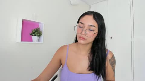 Snapshot of asiam_brunet chatting on December 17, 2024, 1:49 pm Camila online show from December 17, 2024, 1:49 pm