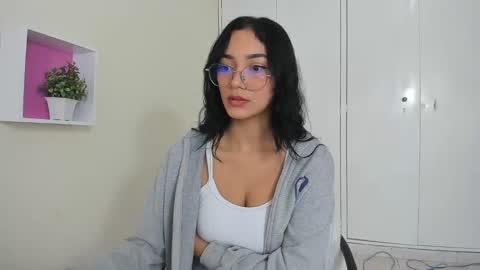 Snapshot of asiam_brunet chatting on February 10, 2025, 1:11 pm Camila online show from February 10, 2025, 1:11 pm