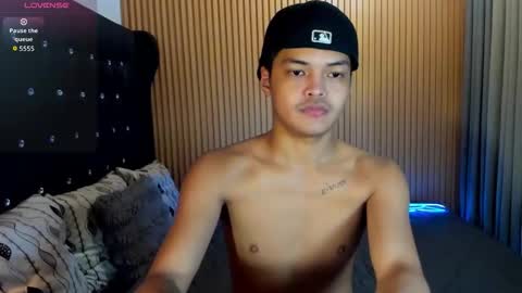 VICTORIA SCOTT online show from December 1, 2025, 3:50 pm