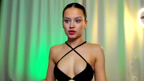 My name is Kiki  Help me with thumbps up please   online show from October 25, 2025, 9:20 pm