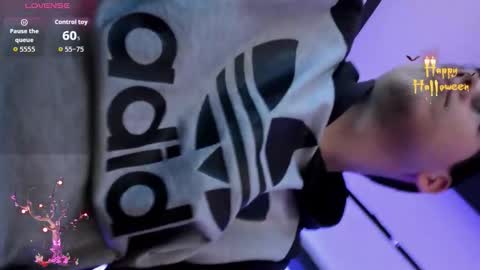 astablack_ online show from September 9, 2025, 8:47 am