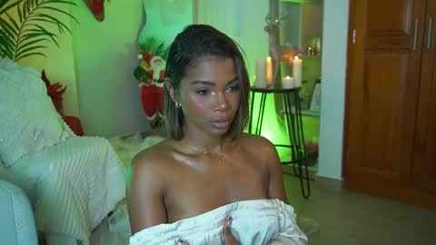 Astrea online show from December 15, 2025, 10:25 pm