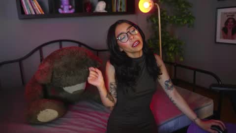  A U R A           online show from November 10, 2025, 3:49 am