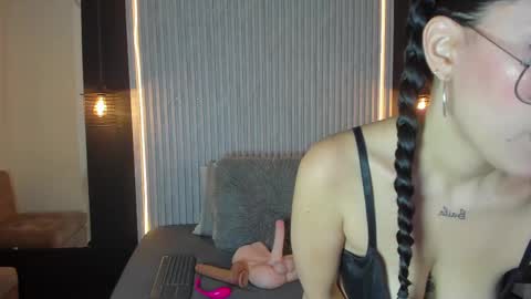 Aura online show from October 10, 2025, 3:16 am