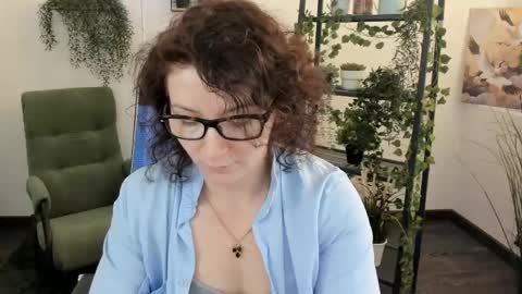 Aurelia online show from May 18, 2026, 1:35 am