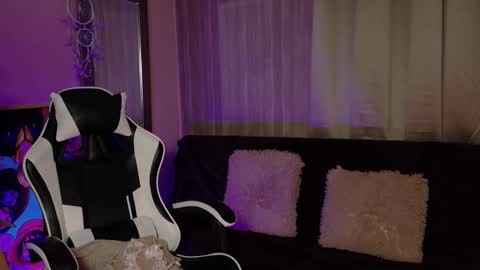 aurora_collins08 online show from November 19, 2025, 5:46 pm