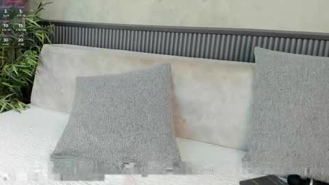 aurora_cruz online show from April 20, 2026, 9:05 pm