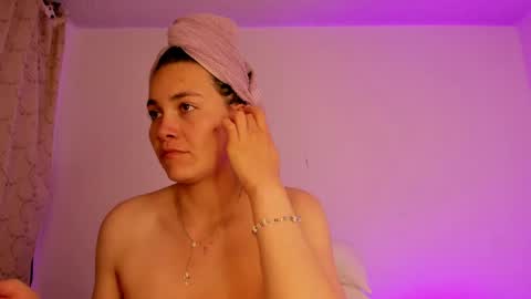 aurora_divine online show from May 18, 2026, 6:58 pm