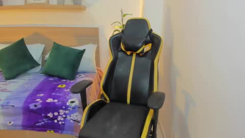 aurora_rodriguez online show from January 17, 2025, 12:42 pm