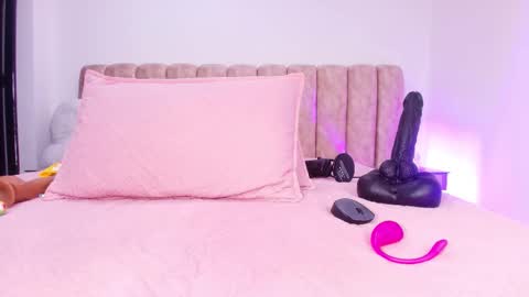 auroraa_miller online show from November 18, 2025, 11:58 am