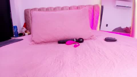 auroraa_miller online show from December 18, 2025, 12:00 pm