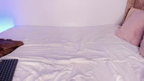 ...  ... online show from April 14, 2026, 10:38 pm