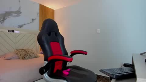 auroramartin2 online show from October 9, 2025, 7:45 pm