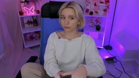 aurorawrenfield online show from November 10, 2025, 10:03 am