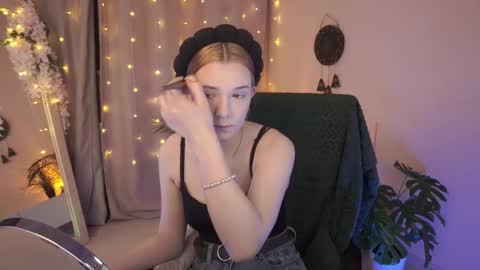 Snapshot of avaryder chatting on October 3, 2025, 12:02 pm Ava online show from October 3, 2025, 12:02 pm