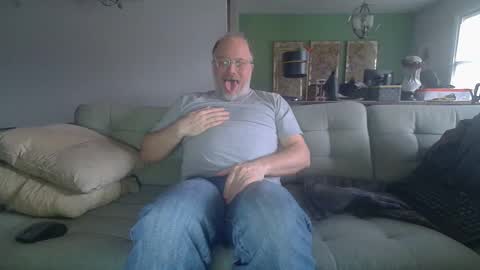 Snapshot of averagegreg chatting on February 26, 2026, 10:31 pm Greg online show from February 26, 2026, 10:31 pm