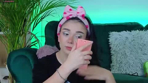 Snapshot of averywillow chatting on October 10, 2025, 2:10 am AveryWillow online show from October 10, 2025, 2:10 am