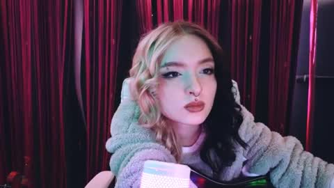 Snapshot of avi_nile chatting on March 11, 2025, 2:32 am Avriel online show from March 11, 2025, 2:32 am