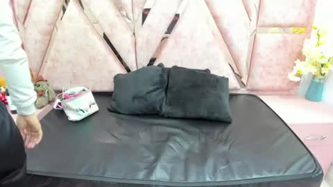 avi_thomsonn_ online show from July 17, 2026, 2:29 am