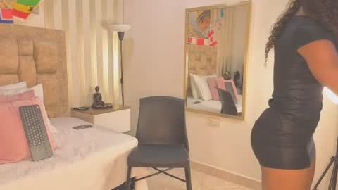 Snapshot of avis_lara chatting on July 15, 2026, 6:35 pm AVIS online show from July 15, 2026, 6:35 pm