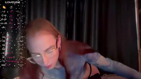 avril_pearly_ online show from October 3, 2025, 10:45 am