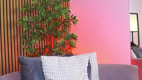 AVRILL CYRUX online show from April 18, 2026, 6:39 am