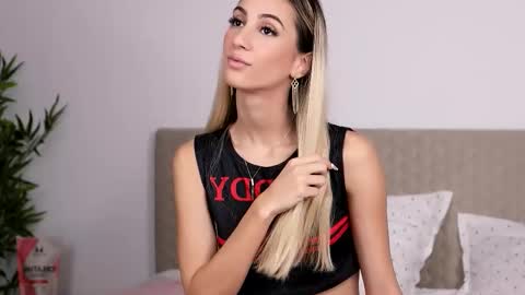 Snapshot of awalynch chatting on October 15, 2025, 3:28 am awalynch online show from October 15, 2025, 3:28 am