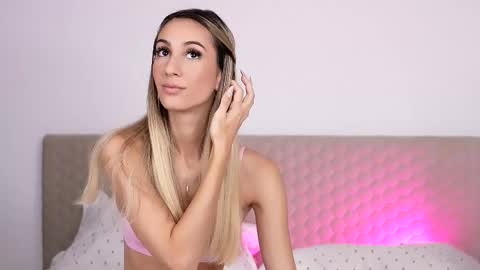 Snapshot of awalynch chatting on October 16, 2025, 4:35 am awalynch online show from October 16, 2025, 4:35 am