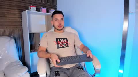 axel_grey_ online show from September 19, 2025, 12:17 pm