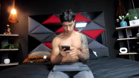 axel_hendrick online show from March 14, 2026, 12:21 pm