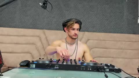 Axel  online show from May 17, 2026, 10:44 am