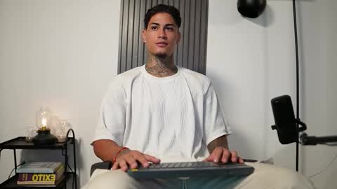 Agustin online show from October 9, 2025, 8:51 pm